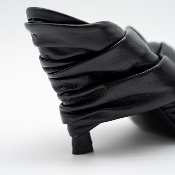 size 40eu 10 US Givenchy Show Twist Heels Mules Black Leather - Picture 9 of 10